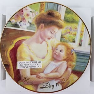 Vintage Avon (1995) Mother’s Day Collectors Plate “A Mother’s Love” – Gold Trim