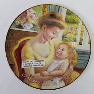 Vintage Avon (1995) Mother’s Day Collectors Plate “A Mother’s Love” – Gold Trim
