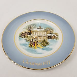 Vintage Avon (1977) Christmas Collectors Plate “Carollers in the Snow”