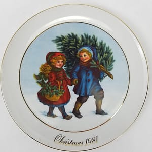 Vintage Avon (1981) Christmas Collectors Plate “Christmas Memories” – Gold Trim