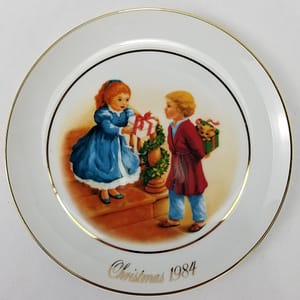 Vintage Avon (1984) Christmas Collectors Plate “Christmas Memories” – Gold Trim