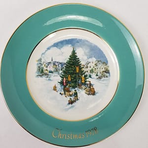Vintage Avon (1978) Christmas Collectors Plate “Trimming the Tree” – Gold Trim