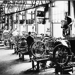 Vintage Indian Motocycle Factory PHOTO – 1918 Assembling New Indians